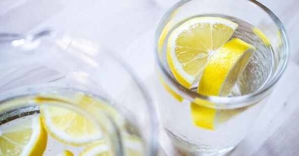 Η προσθήκη χυμού λεμονιού στο νερό καθιστά ευκολότερο να ακολουθήσετε μια δίαιτα με νερό. 