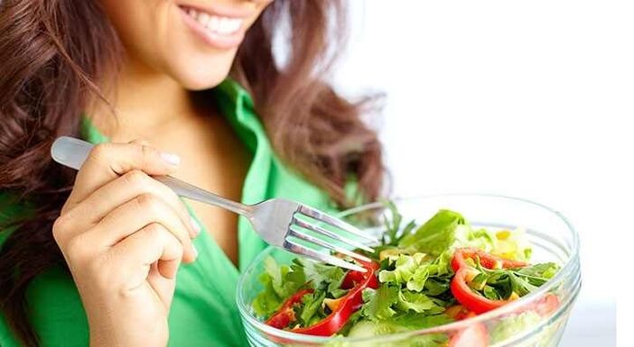 Κορίτσι που τρώει σαλάτα λαχανικών σε μια δίαιτα πρωτεΐνης