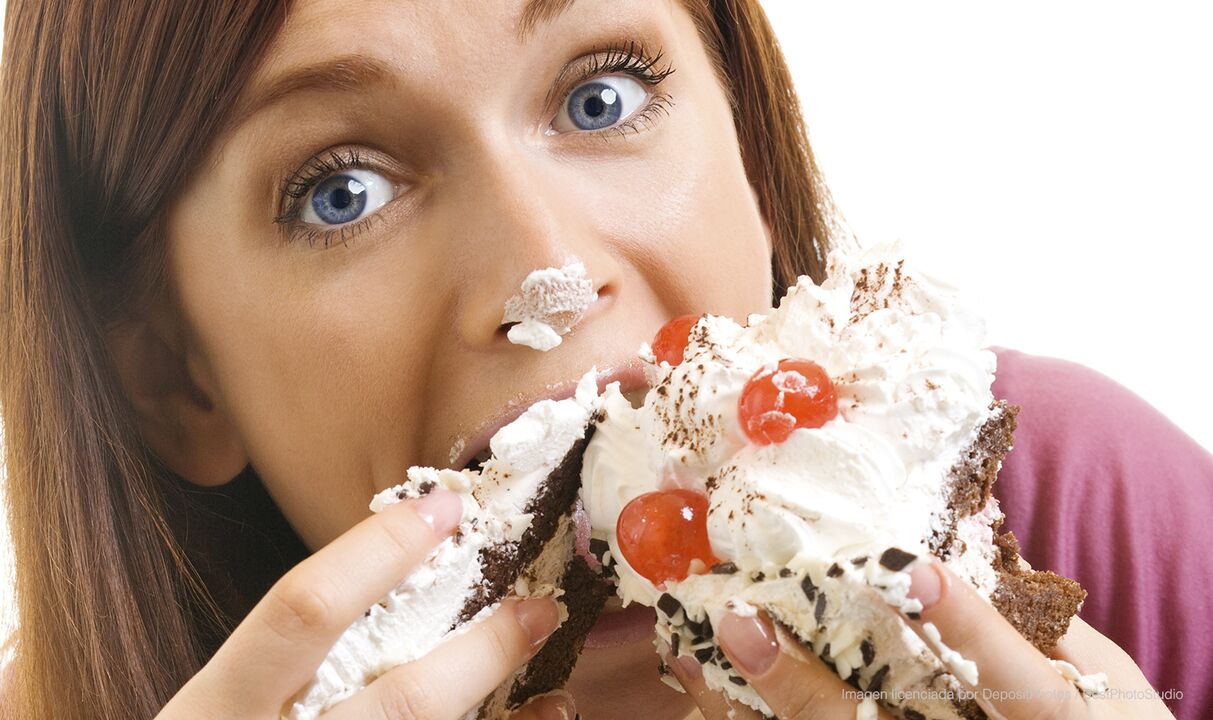 Κορίτσι που τρώει κέικ και βελτιώνεται στο πώς να χάσει βάρος